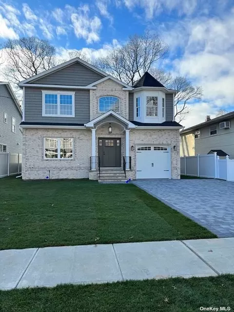 2008 Potter Ave, Merrick, NY 11566
