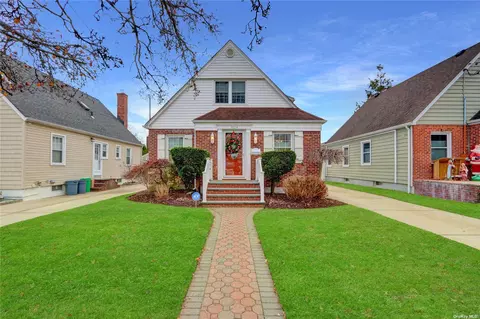 1624 Lowell Ave, New Hyde Park, NY 11040