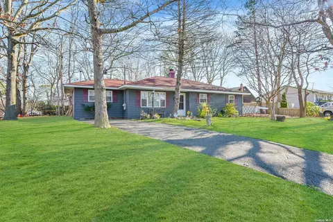 5 Helene Dr, Shirley, NY 11967