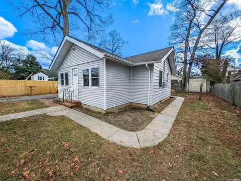 18 Oakwood Ave, Ronkonkoma, NY 11779