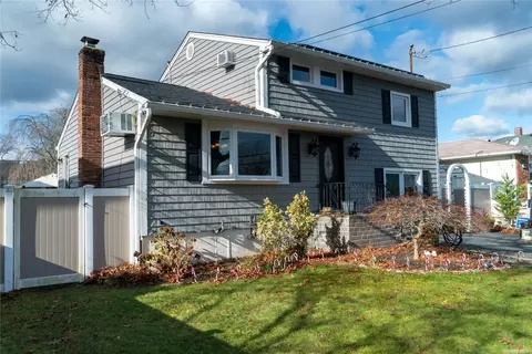 717 Mccall Ave, West Islip, NY 11795
