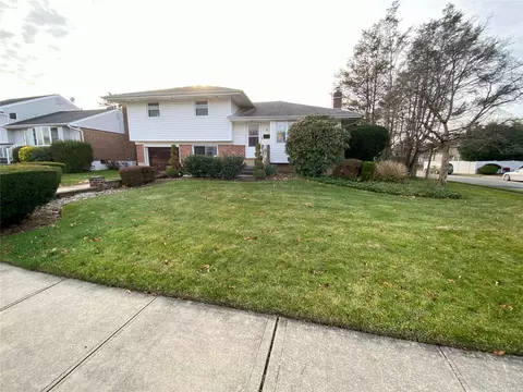2 Bradley St, Plainview, NY 11803