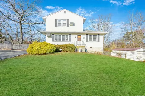 47 Dawn Rd, Rocky Point, NY 11778