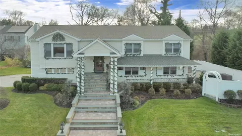 100 Motts Cove Ct N, Roslyn, NY 11576
