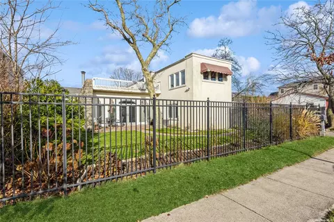 465 W Market St, Long Beach, NY 11561