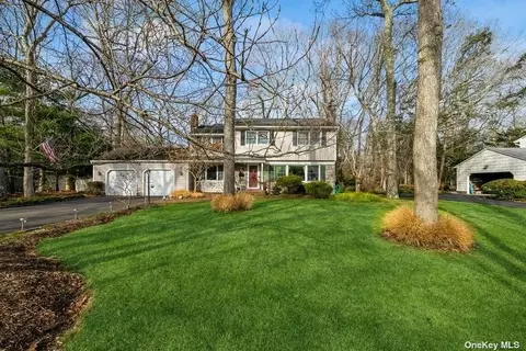 21 Flamingo Dr, Smithtown, NY 11787