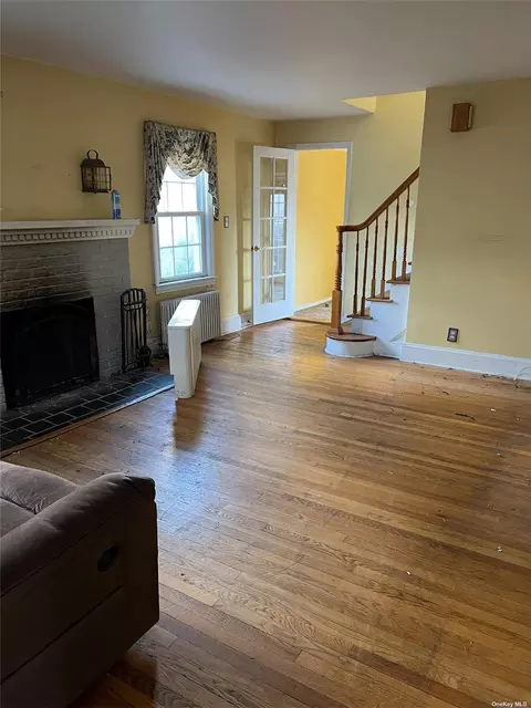 21 W 2nd St, Freeport, NY 11520