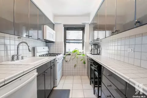 34-10 94th St #2D, Jackson Heights, NY 11372