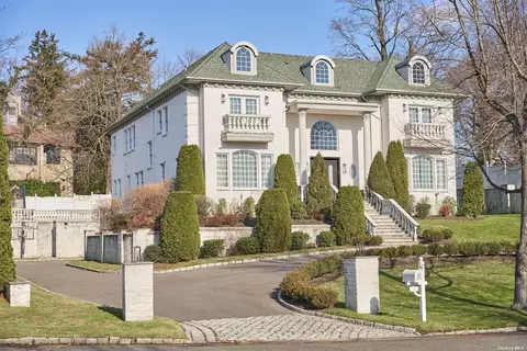 2 Boxwood Way, Manhasset, NY 11030