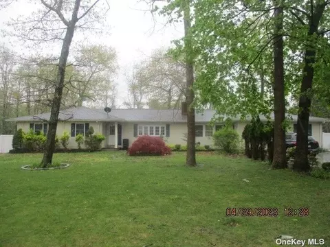 6 Tilney Ave, Medford, NY 11763