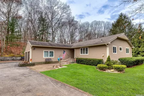52 Broadview Dr, Commack, NY 11725