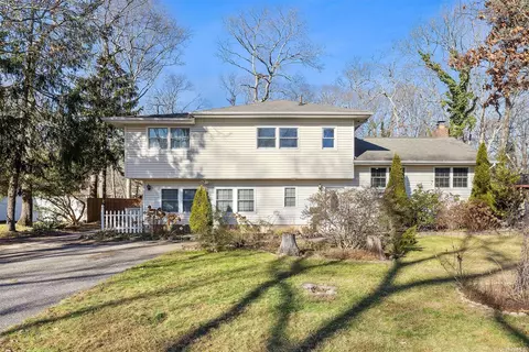 76 Meadow Ln, Riverhead, NY 11901