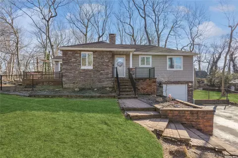 2 Audrey St, Miller Place, NY 11764