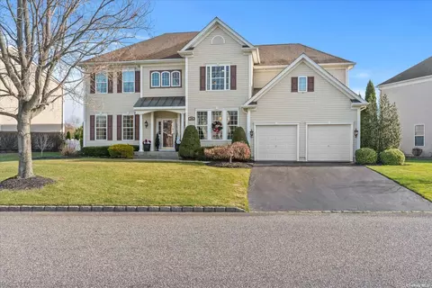 24 Pinehurst Dr, Mount Sinai, NY 11766
