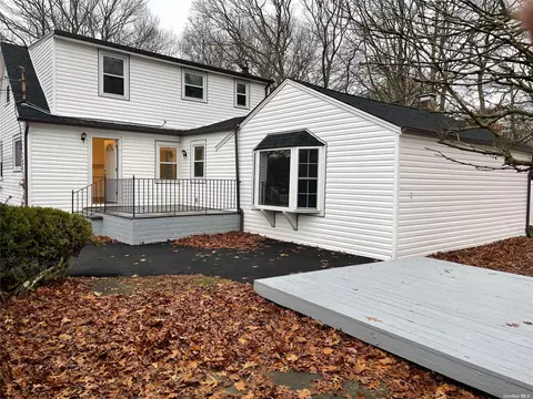 54 Linden Ln, Shirley, NY 11967