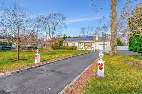 93 Carlton Dr, Shirley, NY 11967