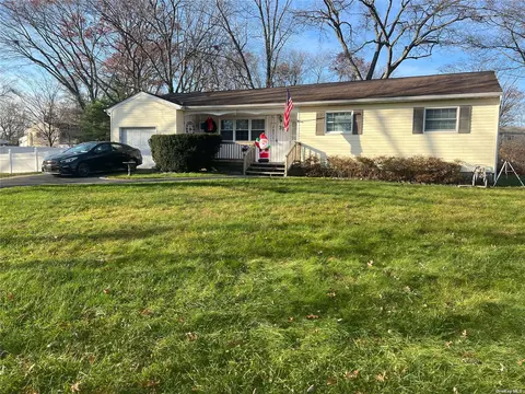 31 School Dr, Port Jefferson Station, NY 11776