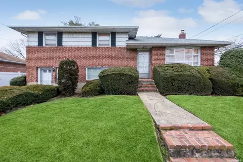 2 Lourae Dr, Massapequa Park, NY 11762