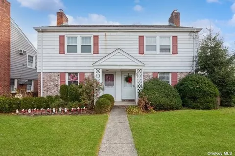 2 Bayview Ct, Manhasset, NY 11030