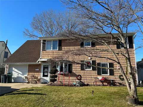 6 Mercury Ln, Levittown, NY 11756