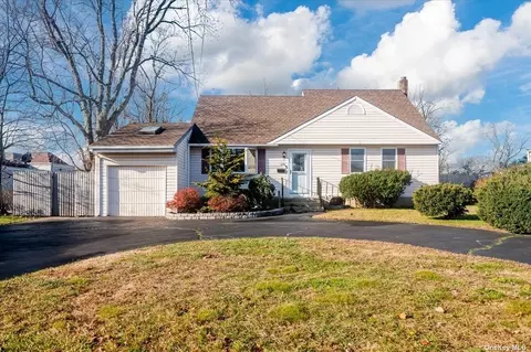470 Keith Ln, West Islip, NY 11795