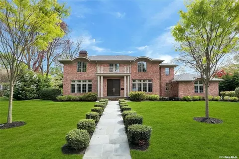 30 Old Pine Dr, Manhasset, NY 11030