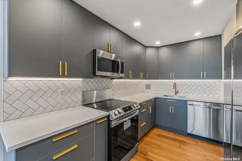 10-21 162nd St #8C, Beechhurst, NY 11357