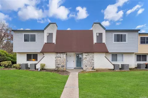 46 Pointe Cir S #46, Coram, NY 11727