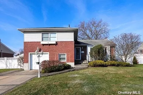 31 Lent Dr, Plainview, NY 11803