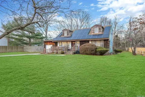 351 Mohawk Pl, Holbrook, NY 11741