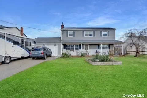 27 Chapman Pl, Bay Shore, NY 11706
