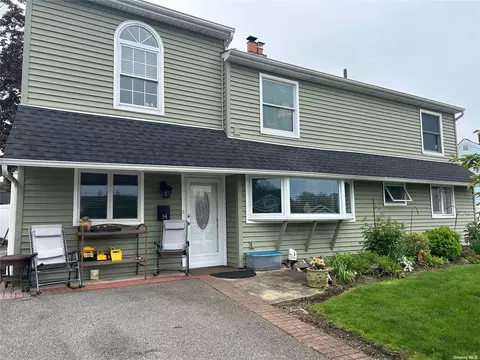 14 Target Ln, Levittown, NY 11756