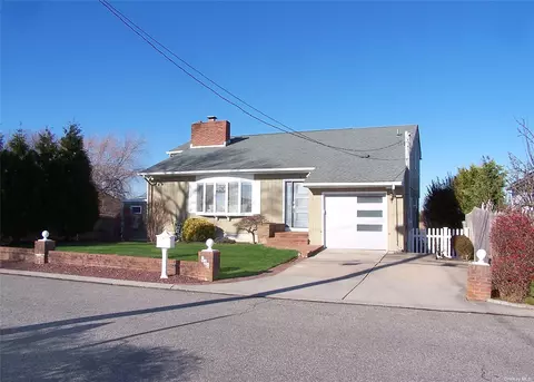 649 Edgewater Rd, Oakdale, NY 11769