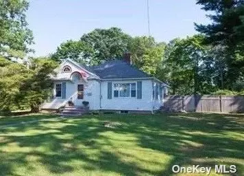 15 W Adams St, East Islip, NY 11730