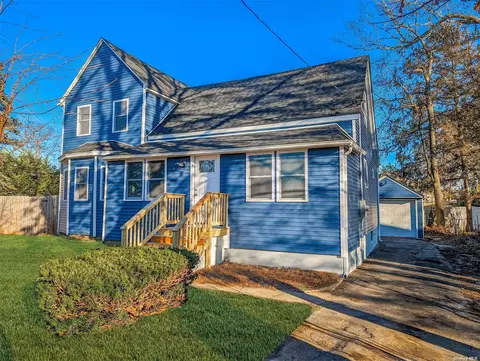 871 Catskill Ave, Lindenhurst, NY 11757