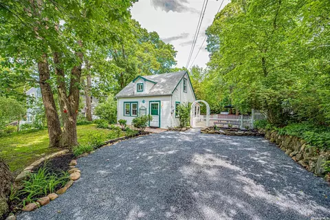 11 Mineola Rd, Sound Beach, NY 11789