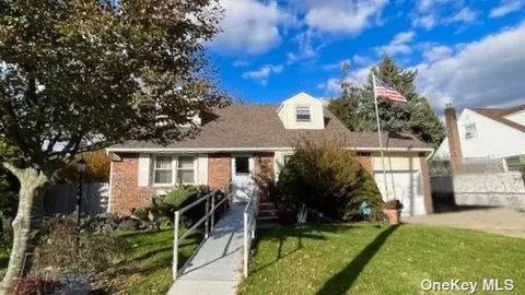 267 N Kings Ave, Massapequa, NY 11758
