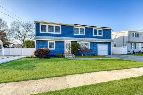 12 Cornwall Ln, Hicksville, NY 11801
