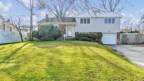 3 Agatha Dr, Plainview, NY 11803