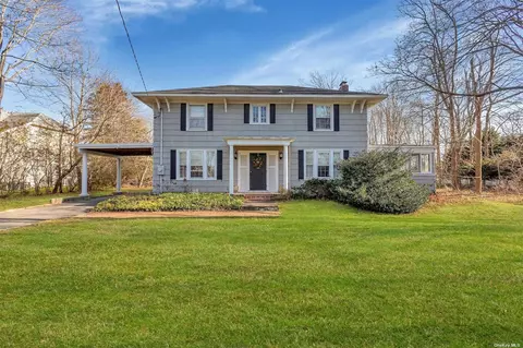 103 Suydam Ln, Bayport, NY 11705