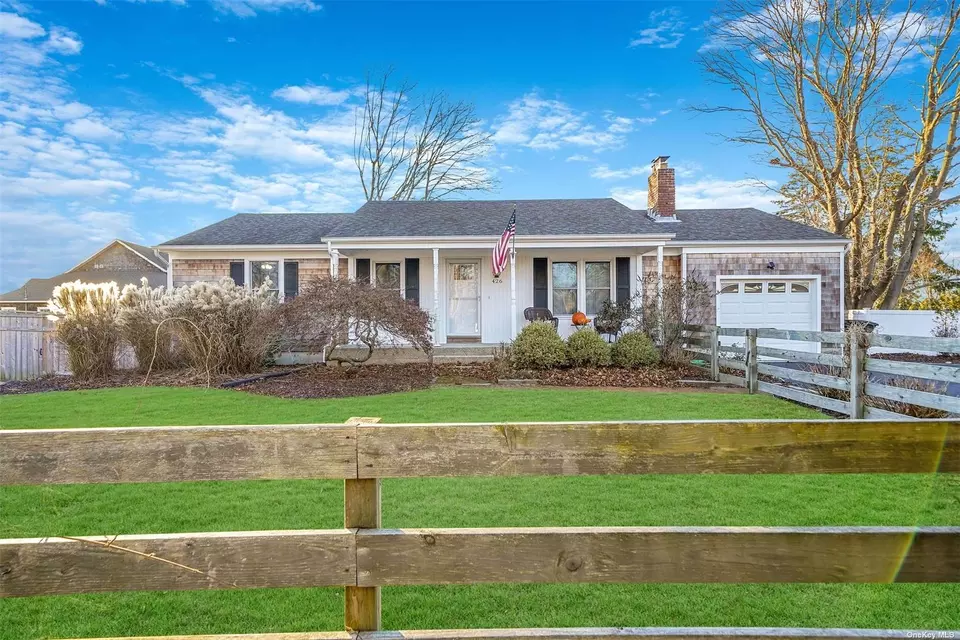 426 Grove Ave, Patchogue, NY 11772 26 Photos Movoto