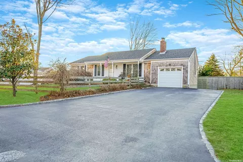 426 Grove Ave, Patchogue, NY 11772