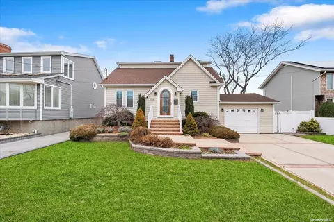 135 Annuskemunnica Rd, Babylon, NY 11702