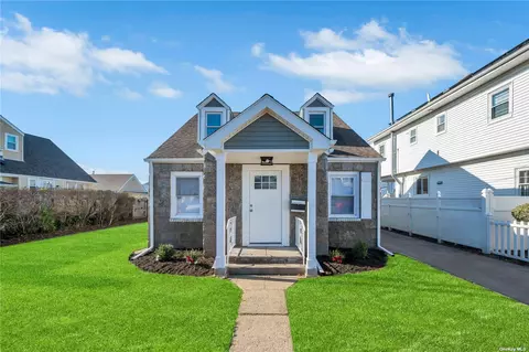 240 Valcour Ave, Uniondale, NY 11553