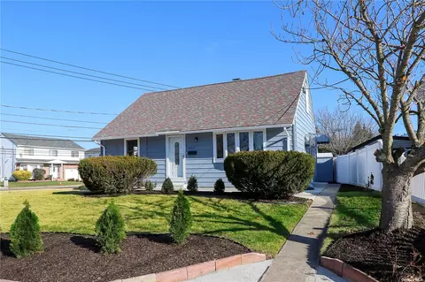 1035 West Dr, Merrick, NY 11566