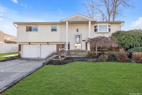 34 Mark Ln, Deer Park, NY 11729