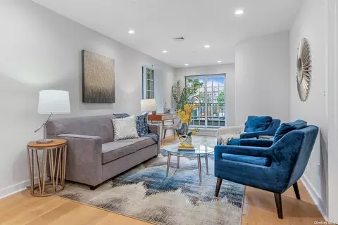 31-22 29th St #6A, Astoria, NY 11106