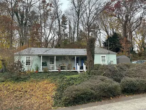 25 Bay Rd, Huntington Bay, NY 11743