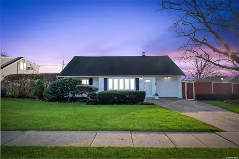 3658 Fiddler Ln, Bethpage, NY 11714