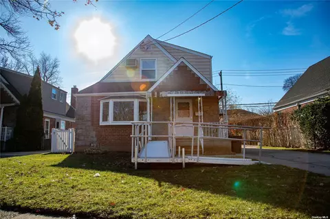 186 Floral Pkwy, Floral Park, NY 11001